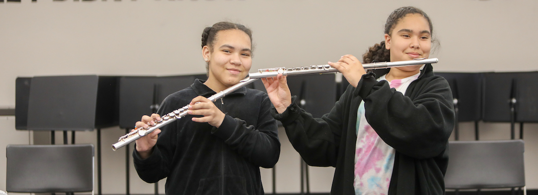 2 students playing the flute